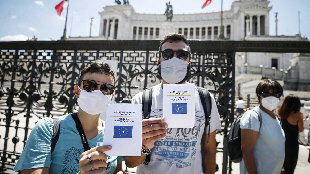 Immagine di In vacanza col green pass, prigionieri della “dittatura sanitaria”