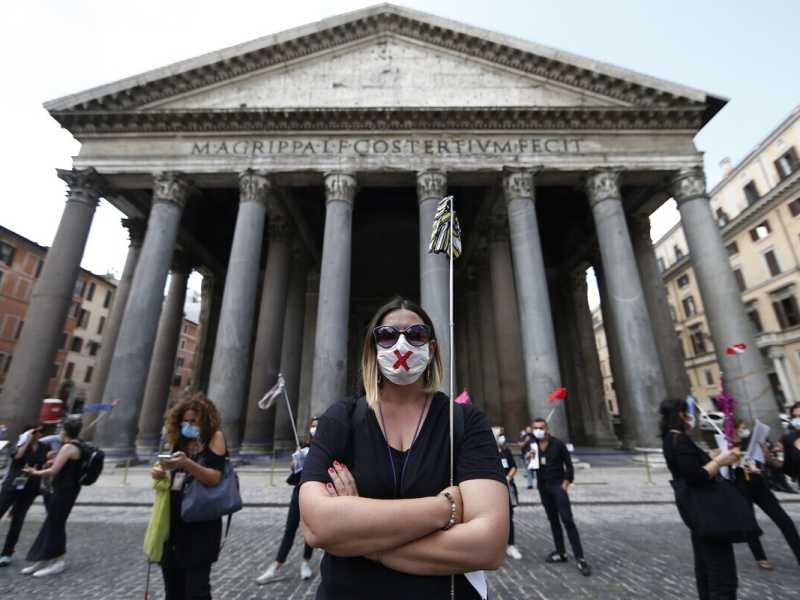 Roma, protesta delle guide turistiche al Pantheon lo scorso giugno (Foto Cecilia Fabiano/ LaPresse)