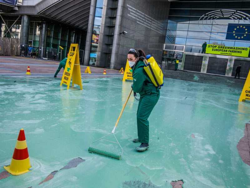 Greenpeace colora di verde la sede del Parlamento europeo (LaPresse)&nbsp;