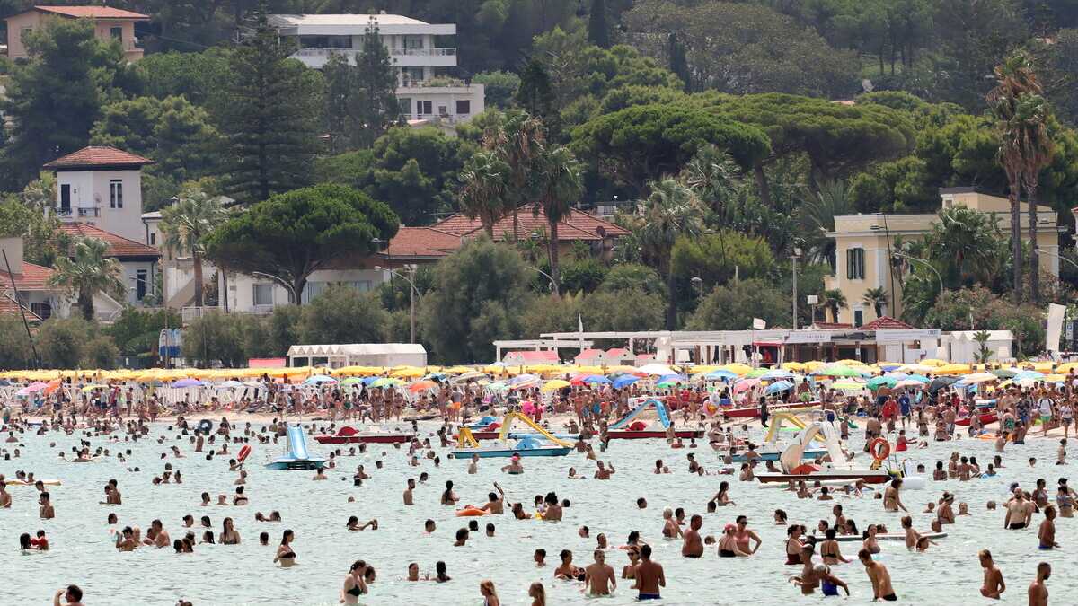 <span style="font-family: Arial, sans-serif; font-size: 12px;">La spiaggia di Mondello, Palermo (LaPresse)</span>