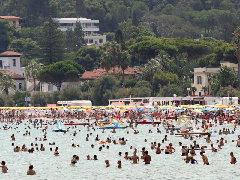 <span style="font-family: Arial, sans-serif; font-size: 12px;">La spiaggia di Mondello, Palermo (LaPresse)</span>