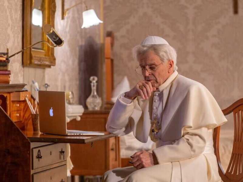 Michail Bary&scaron;nikov, straordinario performer-attore settantenne, nella parte di Benedetto XVI (foto di Janis Deinats/New Riga Theatre)&nbsp;<br />