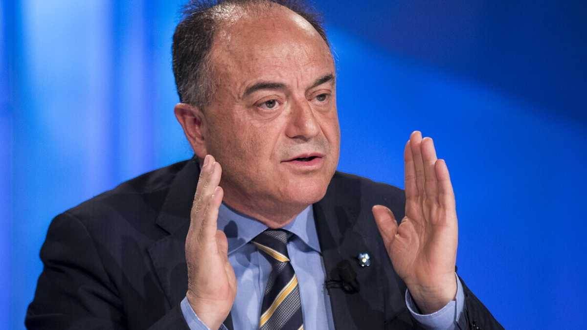 Immagine di Gratteri con la bombetta non l'avevamo mai visto
