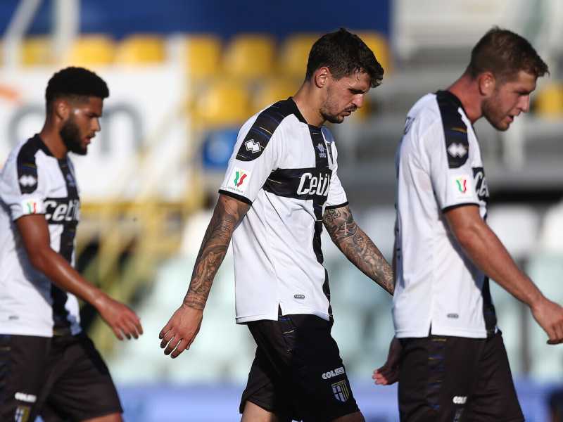I giocatori del Parma, durante la sfida di coppa Italia contro il Lecce (LaPresse)