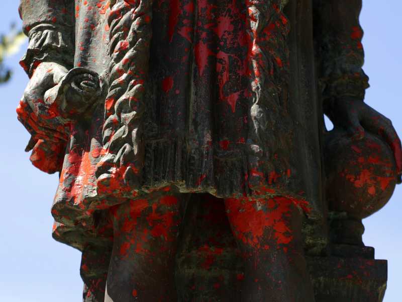 La statua di Cristoforo Colombo a San Antonio imbrattata di vernice (LaPresse)<br />&nbsp;