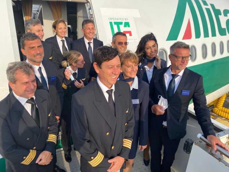L'equipaggio del volo ITA per certificazione ENAC Foto LaPresse&nbsp;<br />