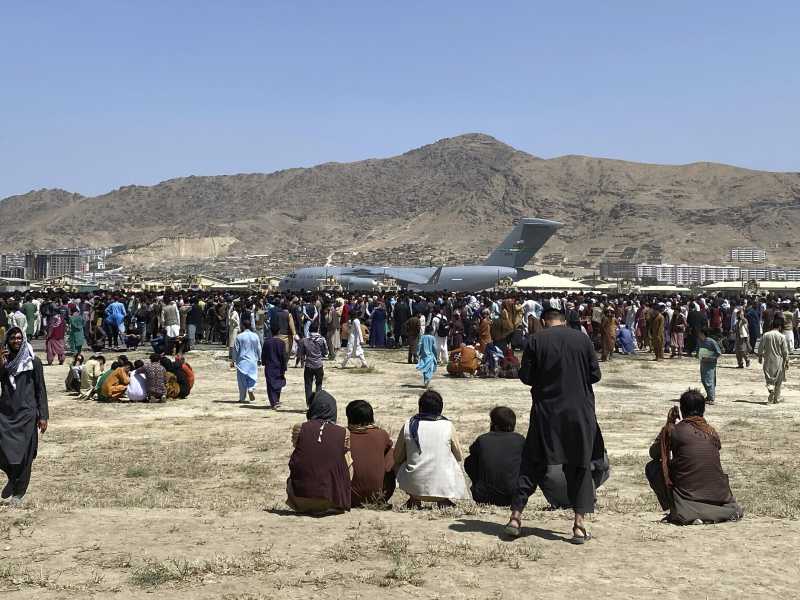 L'aeroporto di Kabul, preso d'assalto da chi cerca una via di fuga (LaPresse)