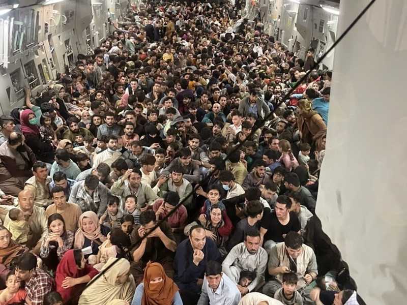 Afghani stipati in un aereo americano in attesa di lasciare il paese (LaPresse)&nbsp;