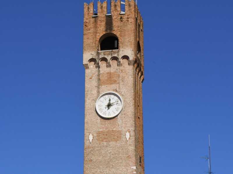Per volere del sindaco di Treviso sul palazzo del Comune sventola la bandiera a mezz'asta, in solidarietà con il popolo afghano