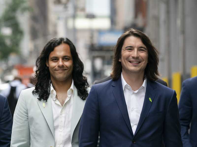 Baiju Bhatt e Vladimir Tenev, cofondatori di Robinhood, presso la Borsa di New York dopo l&rsquo;Ipo della loro azienda il 29 luglio scorso (Ap)&nbsp;<br />