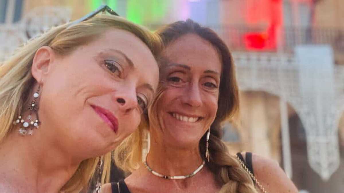 Immagine di Sardegna addio, la politica estiva ormai si è trasferita in Puglia