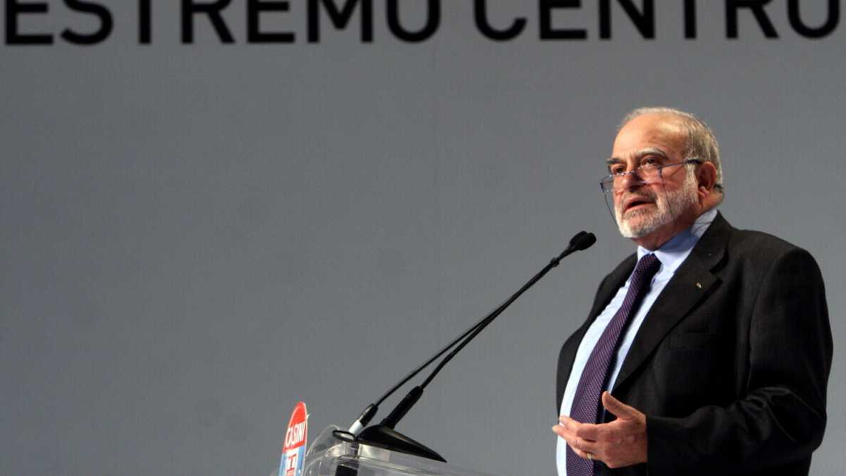 Savino Pezzotta, in una foto del 2009, scattata durante l'assemblea nazionale dell'Udc (LaPresse)