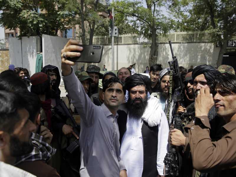 Un selfie con i talebani, a Kabul gioved&igrave; scorso (foto LaPresse)&nbsp;<br />