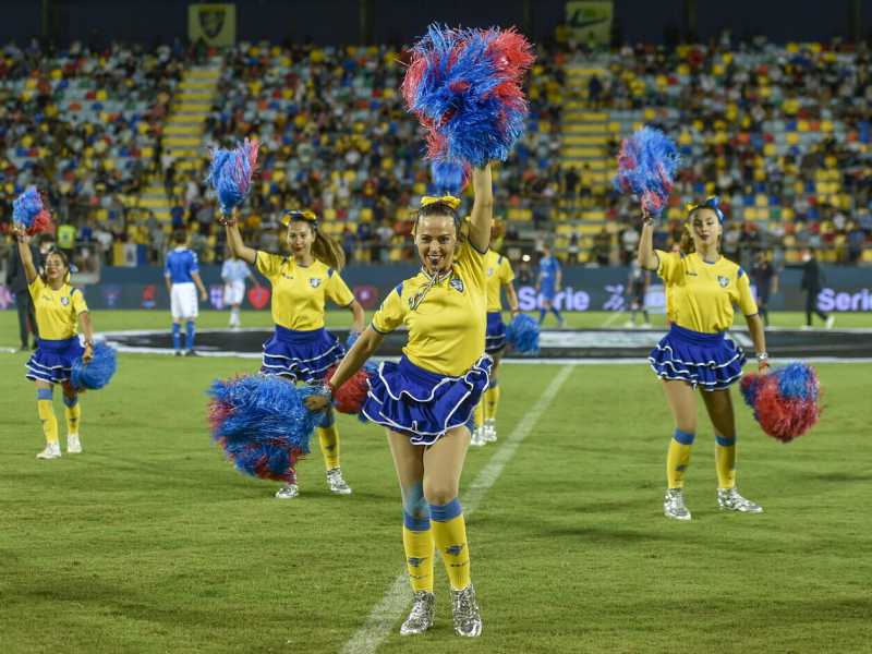 Lo spettacolo delle cheerleader a Frosinone prima della partita (foto LaPresse)