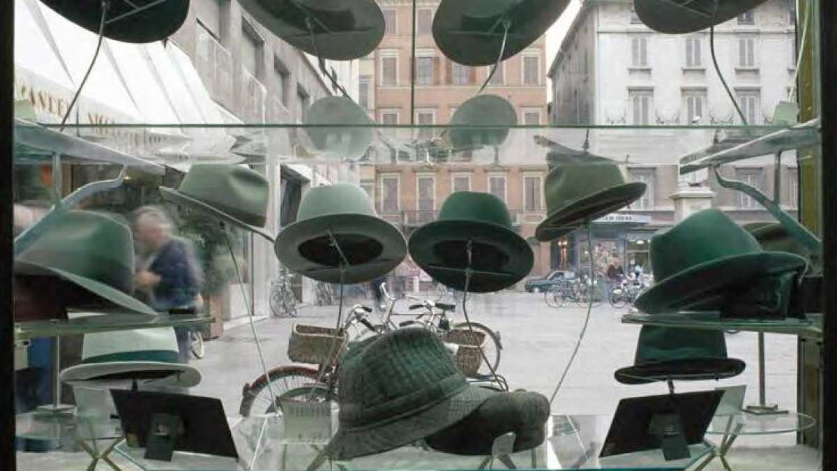 Immagine di Giù il cappello. A Parma chiude la storica Vender