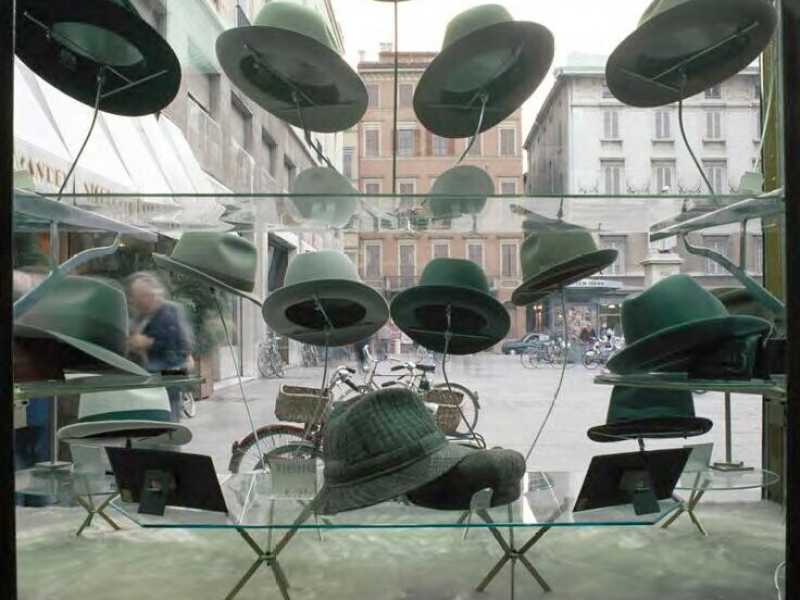 La vetrina di Vender, a Parma, in una foto di Luigi Ghirri