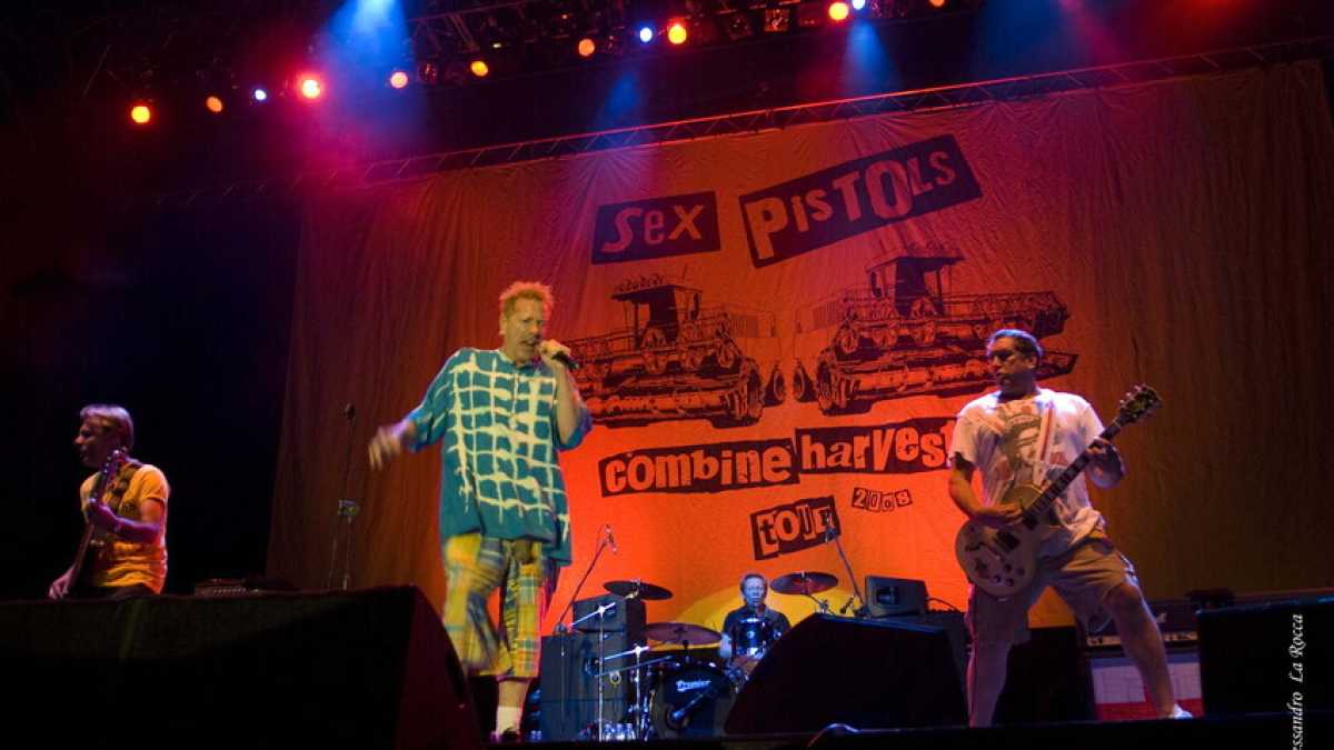 Immagine di Il punk è morto ieri: la musica dei Sex Pistols finirà in una serie Disney