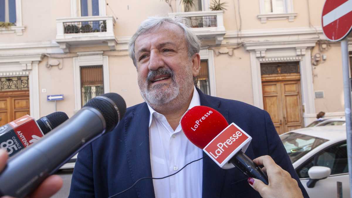 Immagine di Emiliano è contro il Tfr per gli eletti pugliesi. Ma quando era sindaco incassò la liquidazione
