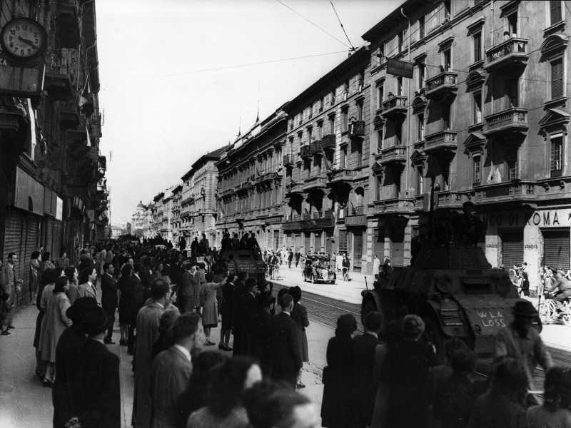 Colonne di partigiani a Milano, 1945 (LaPresse)<br />&nbsp;