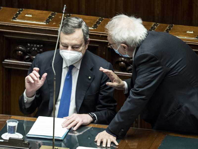 Il premier Mario Draghi e il ministro dell'Istruzione Patrizio Bianchi (LaPresse)