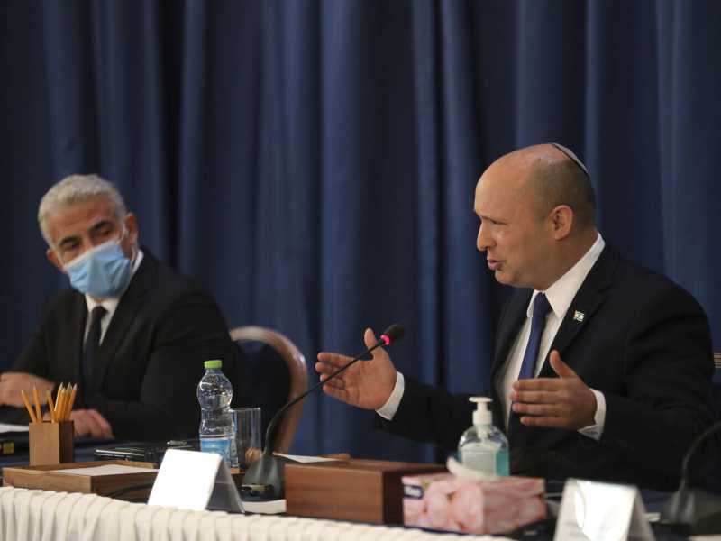Bennett scopre che gestire la pandemia è più difficile che scriverne