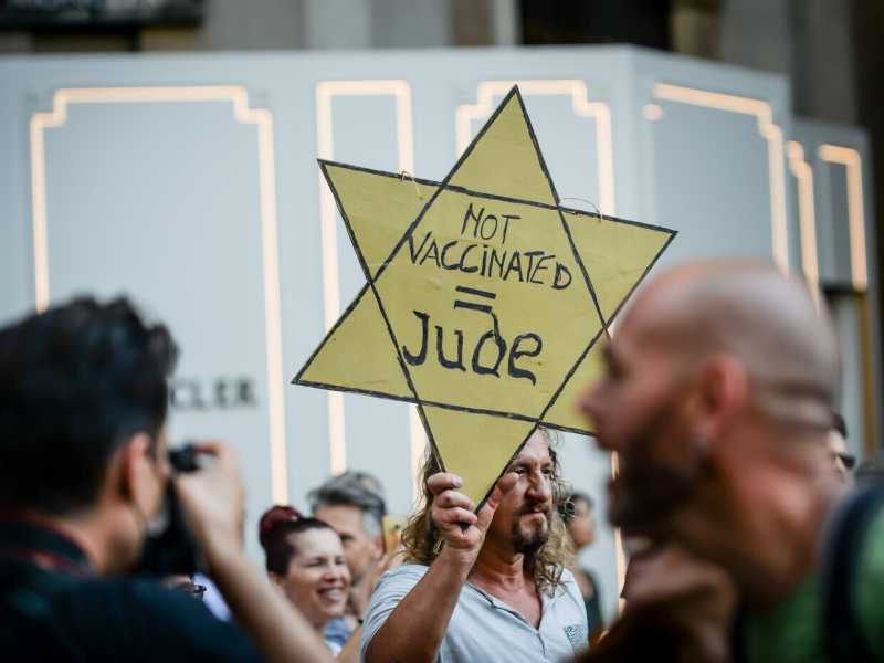 Uno scatto dalla manifestazione contro il green pass a Milano del 24 luglio scorso (LaPresse)&nbsp;<br />