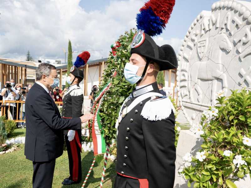 Il premier Draghi in visita ad Amatrice (foto Ansa)