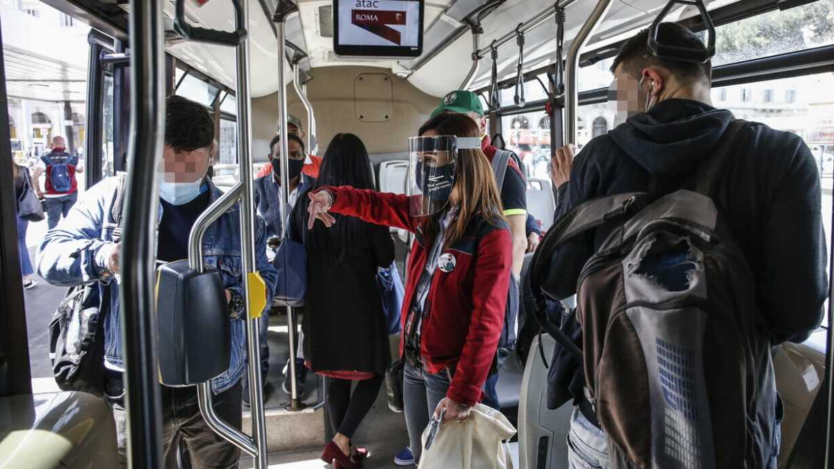 Immagine di Green pass su autobus e metro. I controllori: "Questi ce menano"