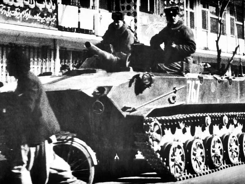 Carri armati sovietici per le strade di Kabul, durante la guerra in Afghanistan del 1979-1989 (da Wikipedia)