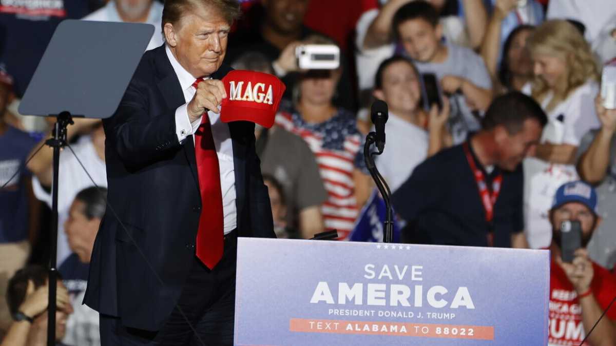 Immagine di Trump, Grillo e i No vax