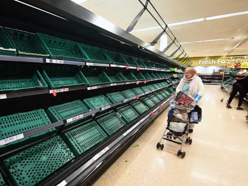 Un supermercato Tesco, a Londra, durante il primo lockdown del marzo 2020 (foto EPA)