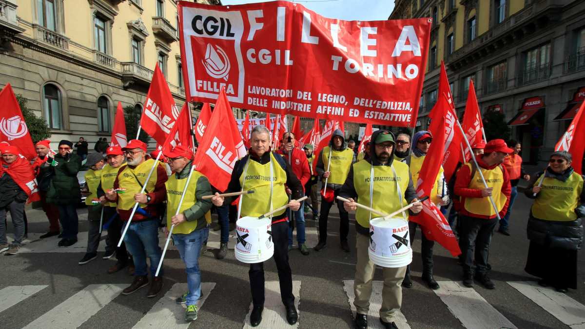 Immagine di Gli edili della Cgil partono con la campagna Sì vax, in solitaria