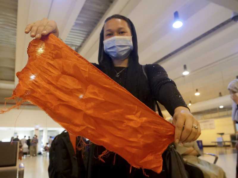 &nbsp;Amina, il nome di fantasia dato a una delle tante donne afghane portate in Italia dal ponte aereo di Giovanna Foglia (foto LaPresse)