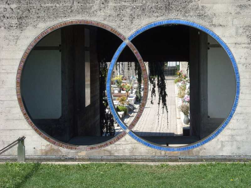 <span class="mw-mmv-title">I due cerchi incrociati, qui ai propilei, motivo ricorrente nella Tomba Brion così come in tutta l'architettura scarpiana (da Wikipedia)</span>