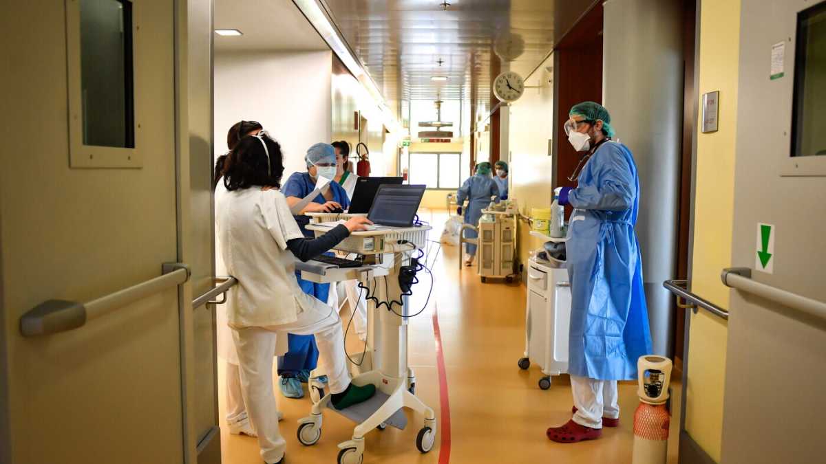 Immagine di Perché la pandemia ha reso evidente il guaio dell’intramoenia