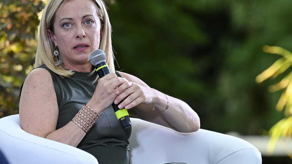 Immagine di Il virus uccide un poliziotto no vax e Meloni dà la colpa ai migranti