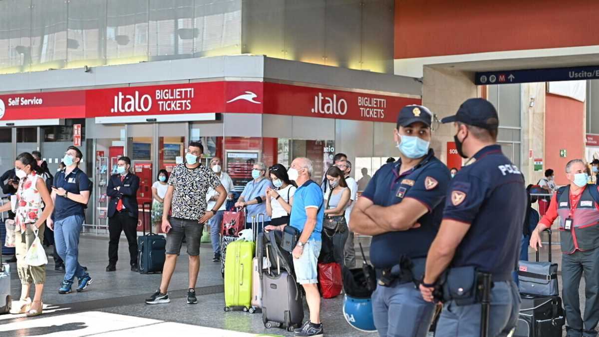 Immagine di Ritirata dei No green pass: nelle stazioni più polizia che no vax