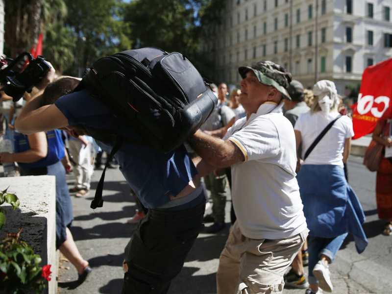  L'aggressione a Francesco Giovannetti, cronista di Repubblica, durante una manifestazione No pass a Roma (LaPresse)
