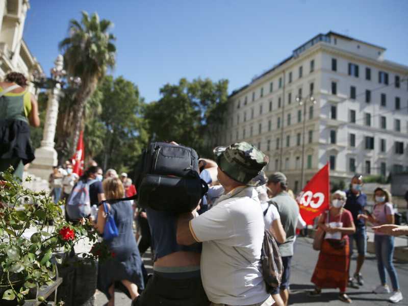 Il momento dell'aggressione al giornalista di Repubblica, durante la manifestazione no pass a Roma (LaPresse)