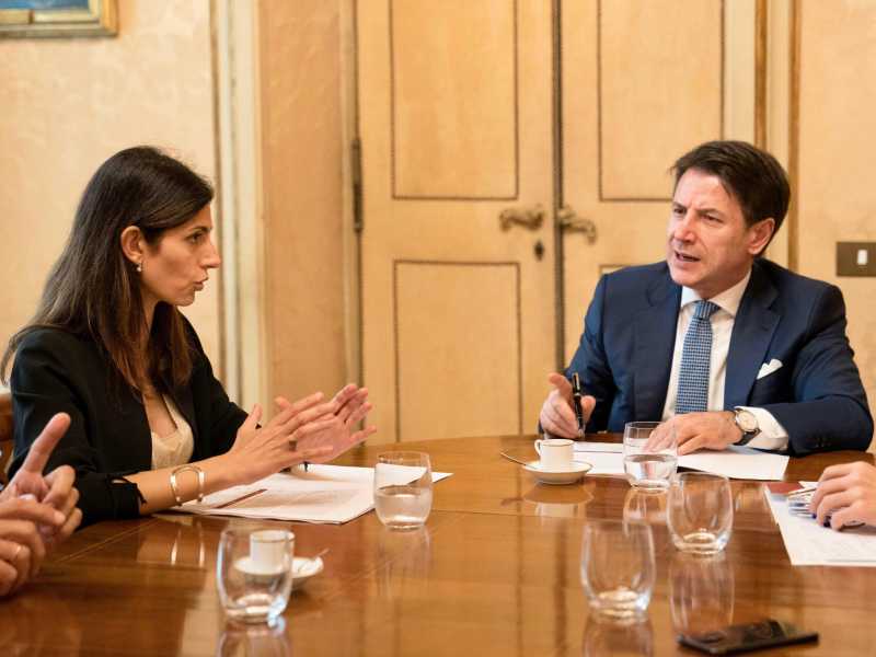 Raggi e Conte sorridono insieme davanti ai fotografi, divisi però dal caso Primavalle