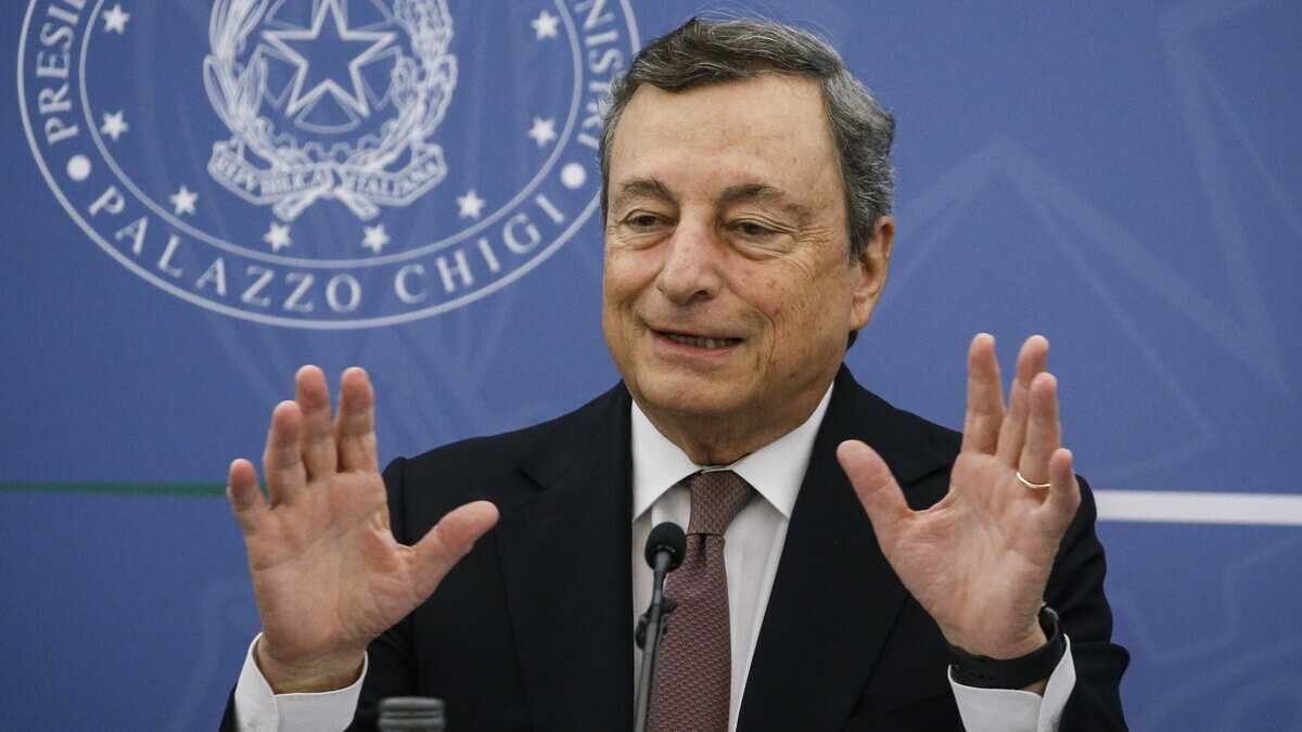 Immagine di Draghi sorride delle convulsioni leghiste: "Il governo non è alla fine"