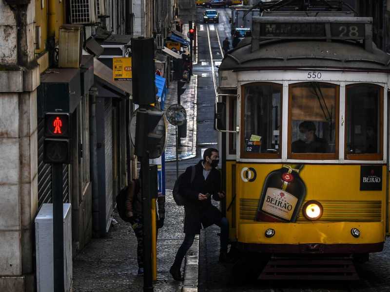 In Portogallo, dove i vaccini vanno alla grande e le polemiche son “schiuma dei giorni”