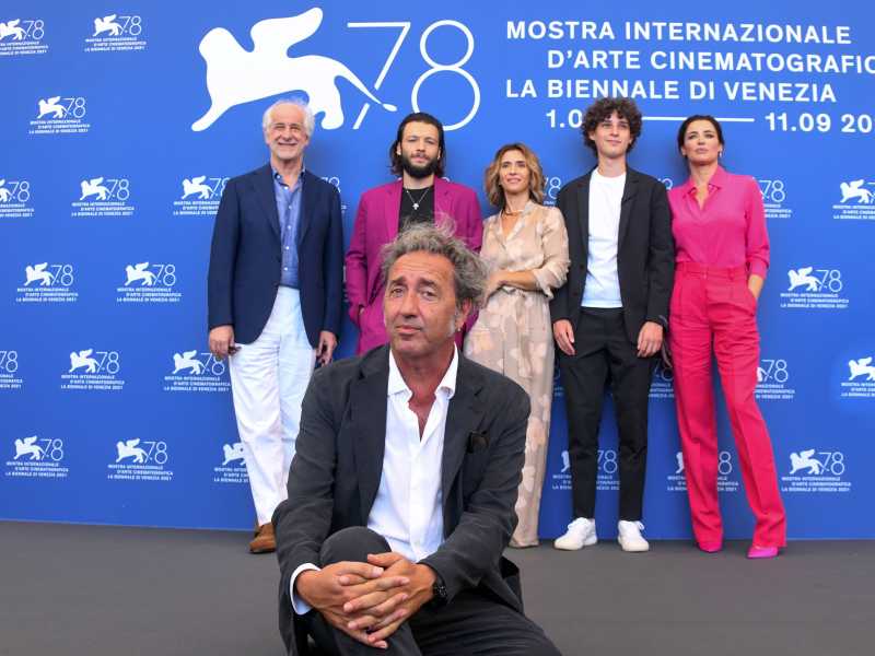 Paolo Sorrentino con il cast de "E' stata la mano di Dio" (LaPresse)<br /> 