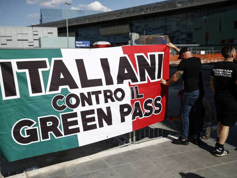 Lo striscione di Forza Nuova contro il green pass (LaPresse)