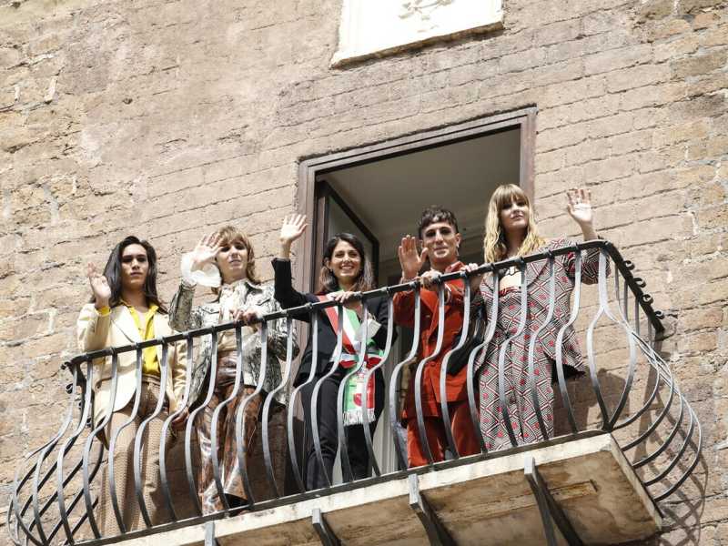  La sindaca Raggi con i Maneskin al Campidoglio (Ansa)