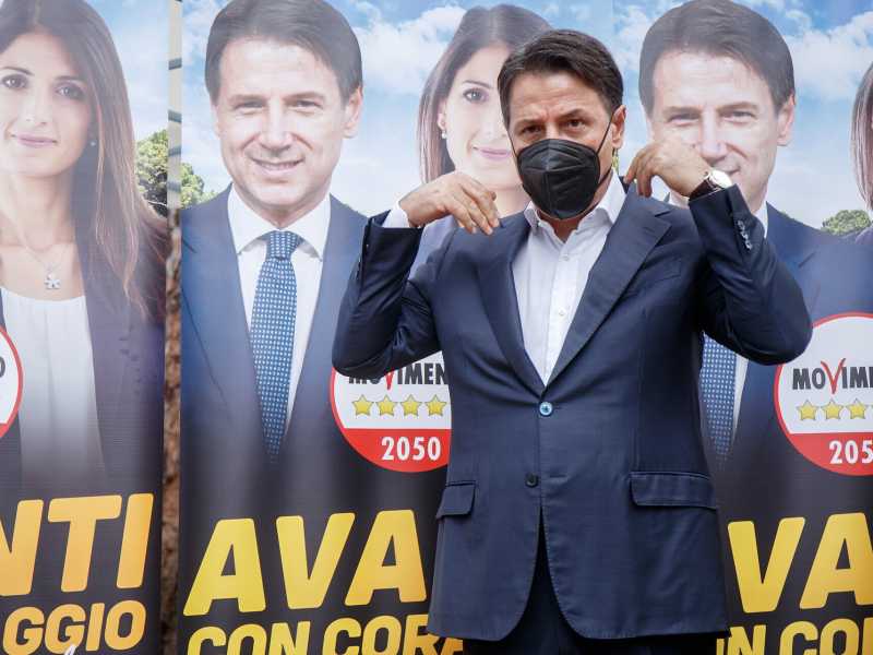"Ci facciamo un selfie?". Ora Conte ha un nuovo format elettorale