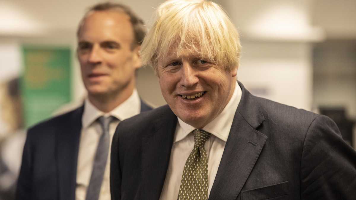 Immagine di Boris Johnson valuta se vaccinare i ragazzi anche senza il "sì" degli esperti
