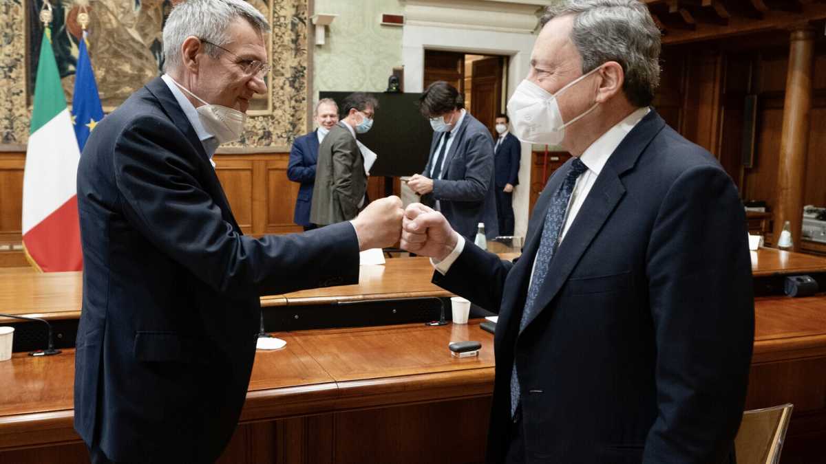 Immagine di Draghi dialoga con i sindacati per l'estensione del green pass. Sul Rdc aspetta i partiti