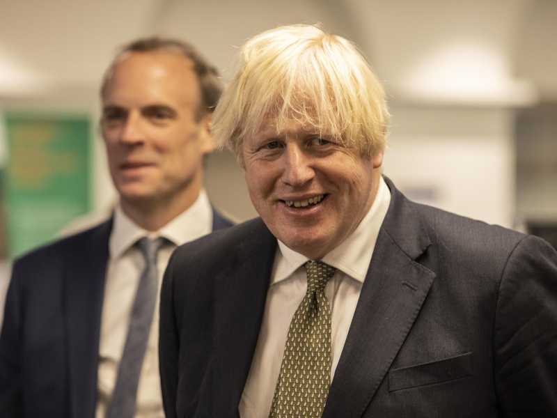 Boris Johnson valuta se vaccinare i ragazzi anche senza il "sì" degli esperti
