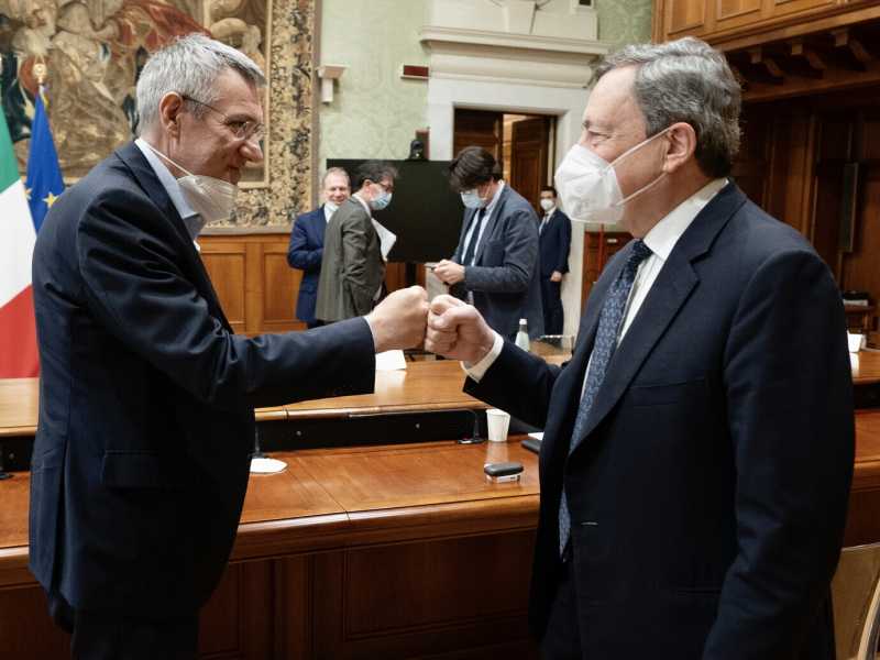Draghi dialoga con i sindacati per l'estensione del green pass. Sul Rdc aspetta i partiti